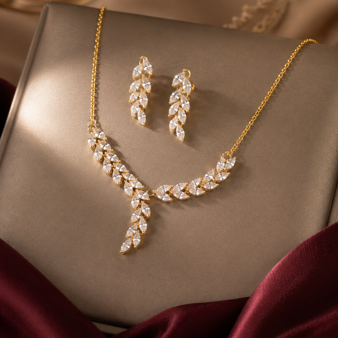 Set Collier & Boucles d’oreilles Dorées Motif Feuille en Zircone